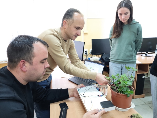 Презентування системи розумного поливу, яку можуть створити семикласники